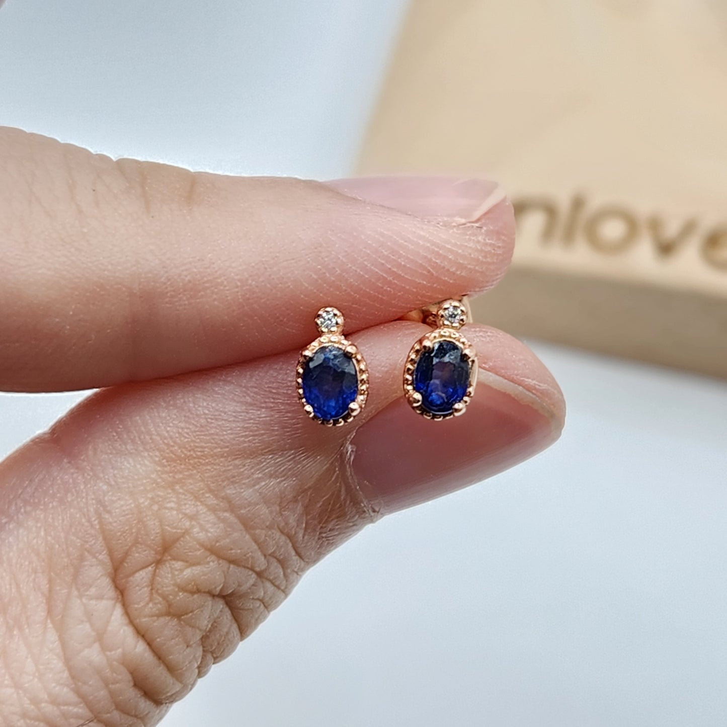 Natural Sapphire Stud