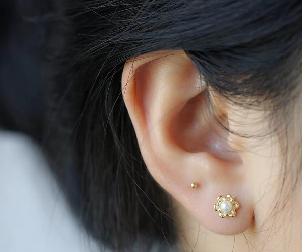 Floral Pearl Screwback Studs