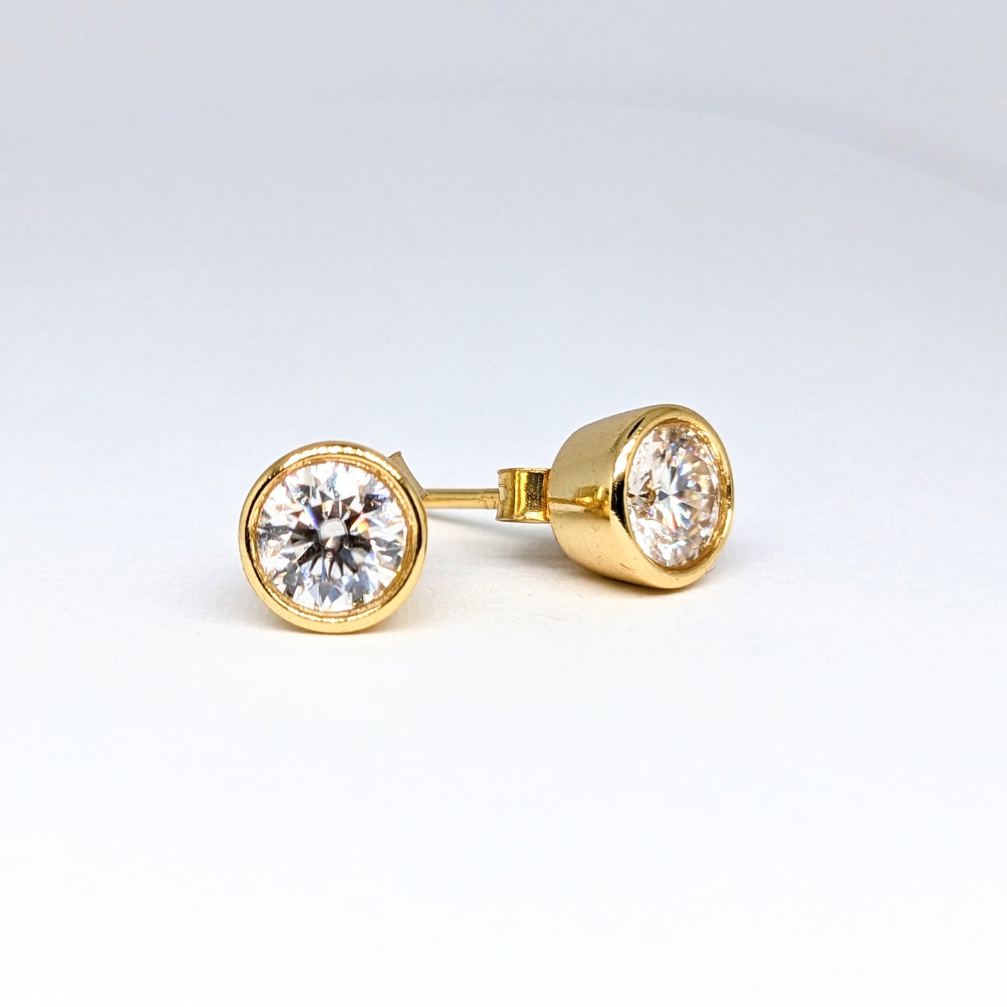 0.5ct/1ct White Moissanite Round Bezel Studs